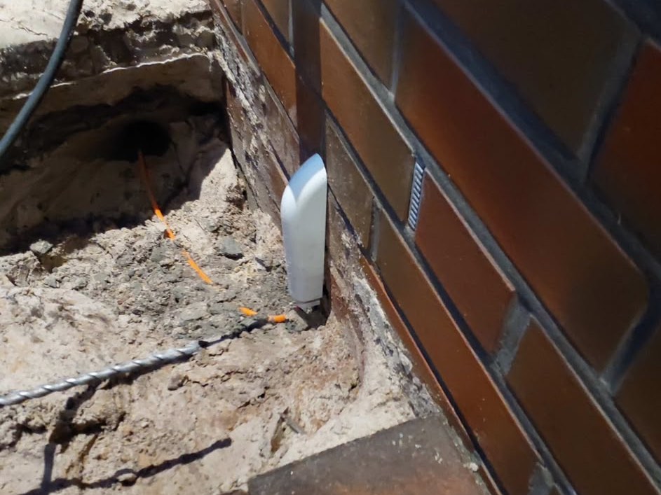 Gesetzte Hauseinführung mit Dichtungssystem an der Fassade eines Wohnhauses