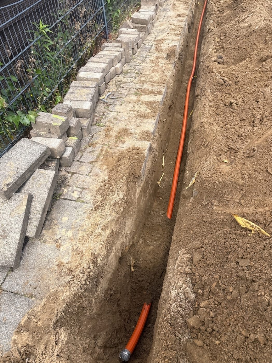Offener Leitungsgraben auf einer Tiefbaustelle